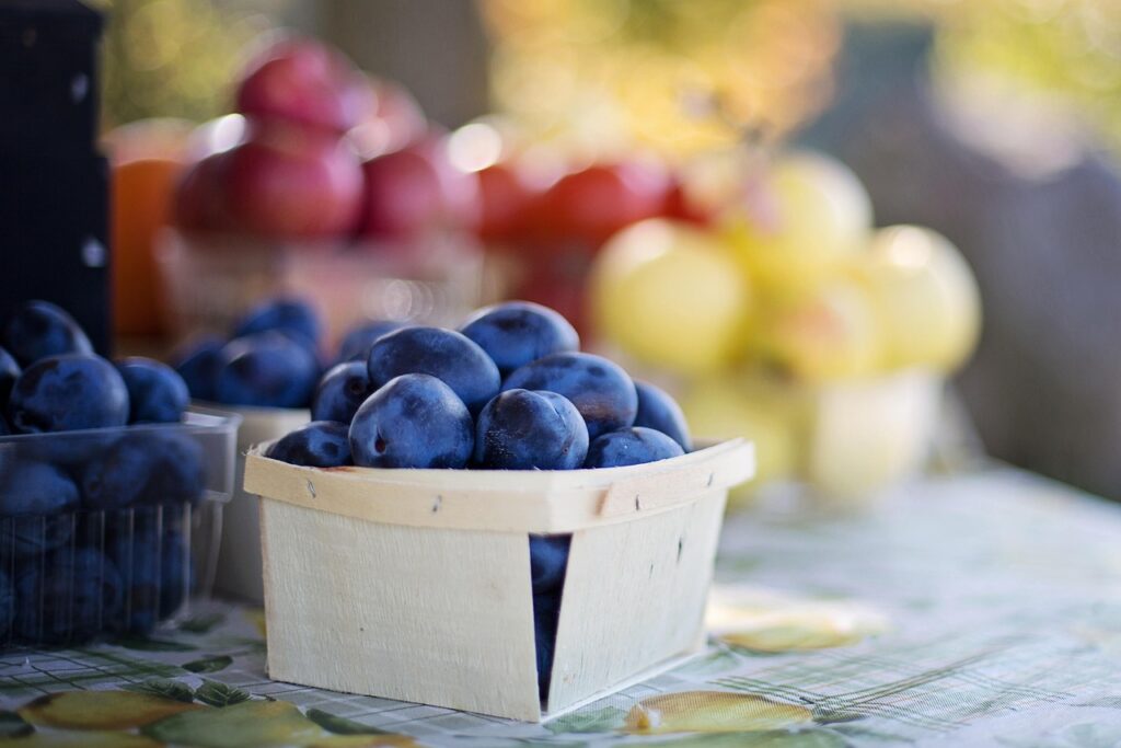 A colorful assortment of many fruits, like a diversified basket of investments in an ETF
