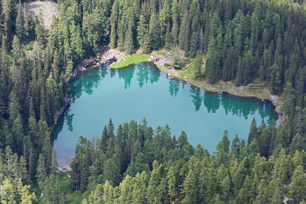 Turquoise mountain lake reflecting the sky, symbolizing calm long-term investing